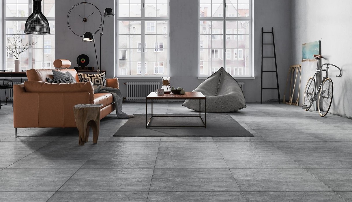 Szare płytki imitujące beton na podłodze w salonie - nowoczesny salon - PIETRA GREY