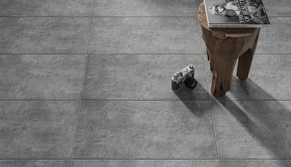 Szare płytki podłogowe imitujące beton w salonie - PIETRA GREY