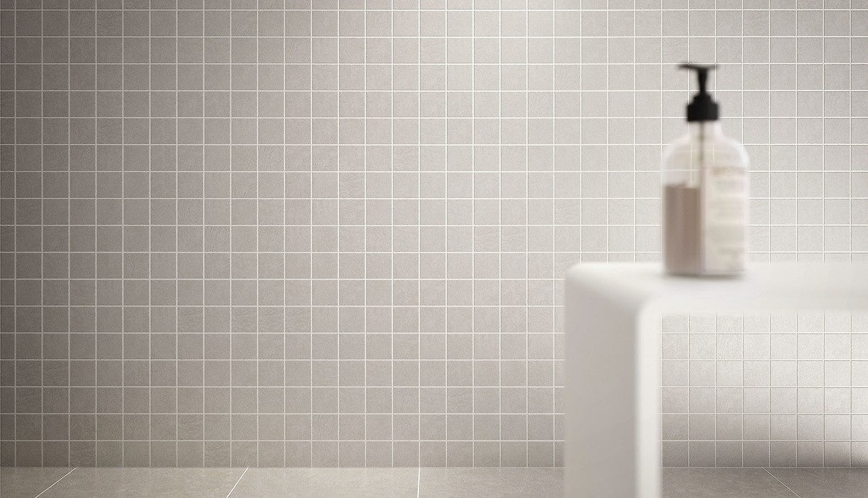 Jasne matowe płytki imitujące beton - mozaika - nowoczesna łazienka - ARES ...