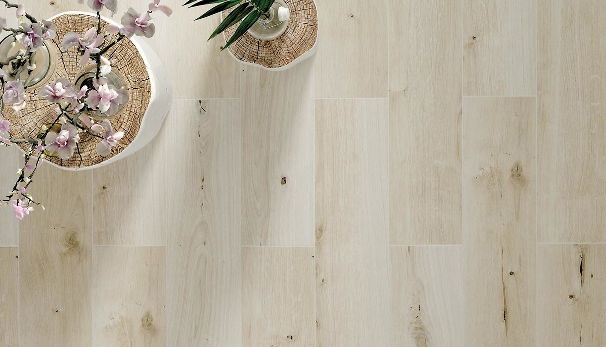 Drewnopodobny biały gres w salonie i kuchni - CLASSIC OAK WHITE