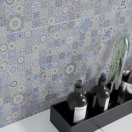 Łazienkę można ożywić kolorową mozaiką z kolekcji Grey Desert Opoczno