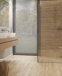 szara łazienka z drewnem