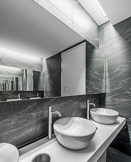 Płytki gresowe Nerthus w łazience Opoczno dające efekt naturalnego kamienia