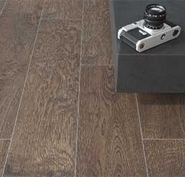 Kolekcja Selected Oak od Opoczno z doskonale odwzorowaną strukturą naturalnego drewna