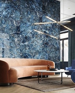 Z czym łączyć granatową ścianę w salonie