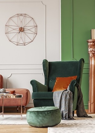 Jasna ściana i drewniana podłoga