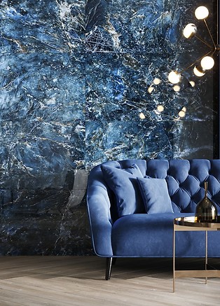 Mocny wzór na ścianie oraz delikatna podłoga w jasnych barwach