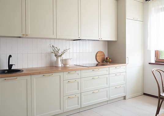 Jasna stylowa kuchnia według architekta