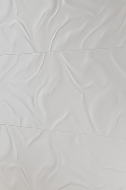 Białe płytki ze strukturą w małej łazience 6