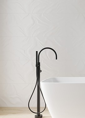 Białe płytki ze strukturą w małej łazience 5