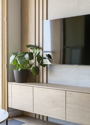 Ściana za telewizorem z płytkami kamiennymi