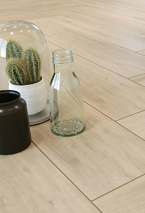 Zróżnicowana kolorystyka i struktura płytek drewnopodobnych 8