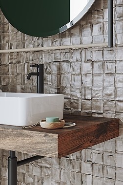 Jak urządzić długą wąską łazienkę? Wykorzystaj jeszcze kilka trików