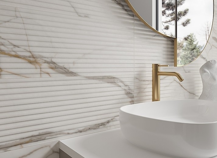 Łazienka w stylu amerykańskim - biały marmur i złoto w konwencji total look 4