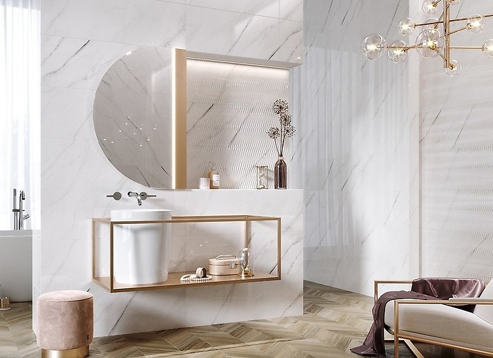 Łazienka w stylu glamour - biały marmur, drewno i złoto 1