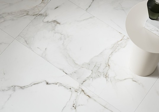 Płytki imitujące marmur – oryginalny pomysł na podłogę w salonie