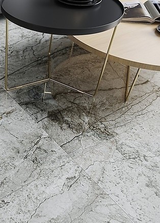 Płytki imitujące marmur – oryginalny pomysł na podłogę w salonie