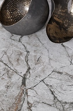 Płytki imitujące marmur – oryginalny pomysł na podłogę w salonie