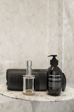 Połączenie białego i czarnego marmuru w łazience