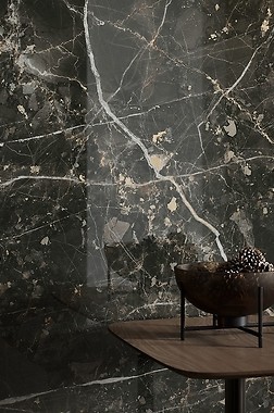 Połączenie białego i czarnego marmuru w łazience