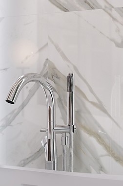 Połączenie białego i czarnego marmuru w łazience