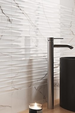 Połączenie białego i czarnego marmuru w łazience