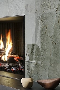 Ponadczasowa elegancja, czyli marmurowa ściana w salonie