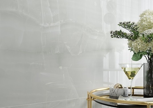 Ponadczasowa elegancja, czyli marmurowa ściana w salonie