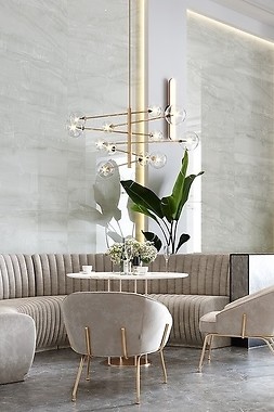 Ponadczasowa elegancja, czyli marmurowa ściana w salonie