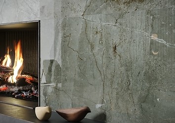 Ponadczasowa elegancja, czyli marmurowa ściana w salonie