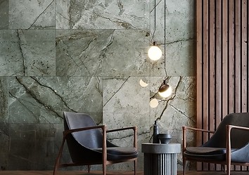 Ponadczasowa elegancja, czyli marmurowa ściana w salonie