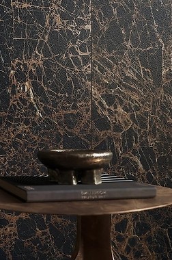 Ponadczasowa elegancja, czyli marmurowa ściana w salonie