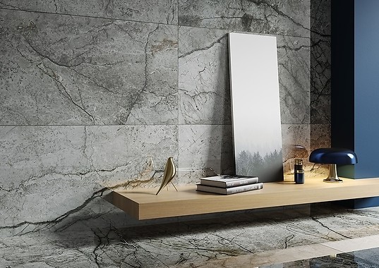 Ponadczasowa elegancja, czyli marmurowa ściana w salonie