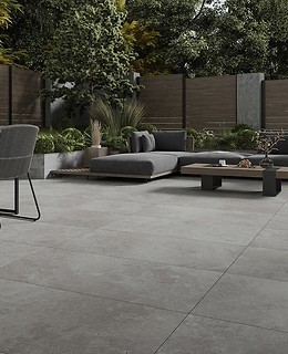 Płytki na taras – jak je wybrać, na jakie parametry zwrócić uwagę?