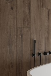 Połączenie drewna i betonu w łazience 15