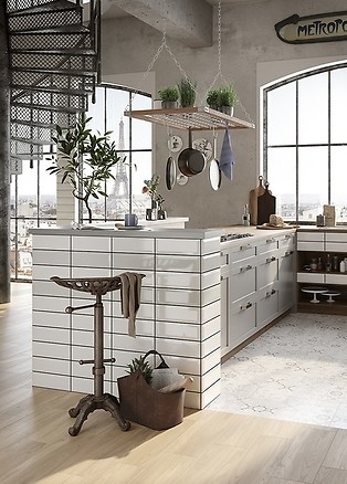 Aranżacja kuchni z białą cegłą na ścianie