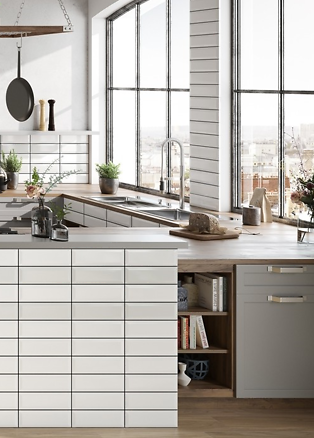 Aranżacja kuchni z białą cegłą na ścianie