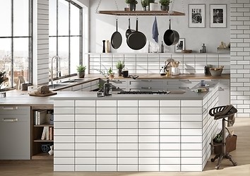 Aranżacja kuchni z białą cegłą na ścianie