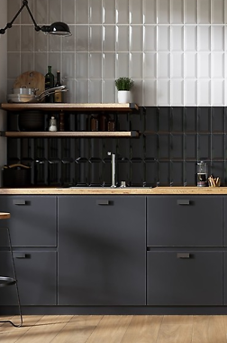 Aranżacja kuchni z białą cegłą na ścianie