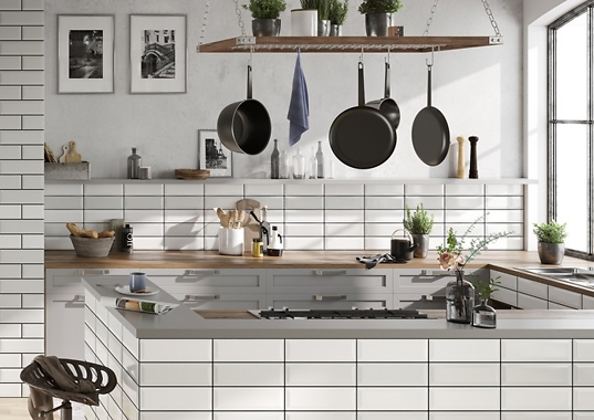 Aranżacja kuchni z białą cegłą na ścianie