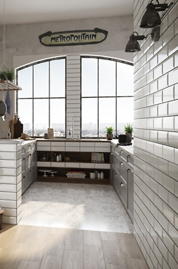 Aranżacja kuchni z białą cegłą na ścianie