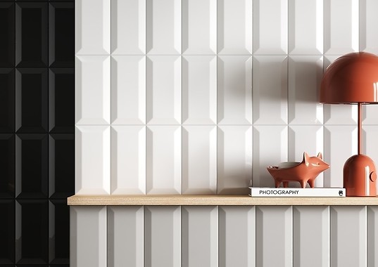 Aranżacja kuchni z białą cegłą na ścianie