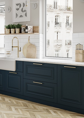 Aranżacja kuchni z białą cegłą na ścianie