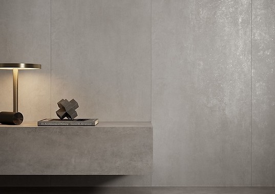 Aranżacja salonu z betonem na ścianie