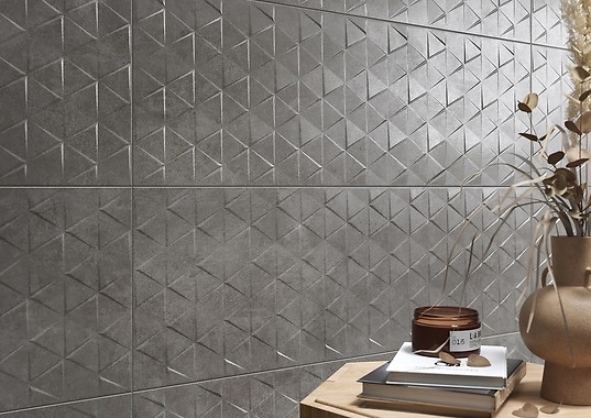 Aranżacja salonu z betonem na ścianie