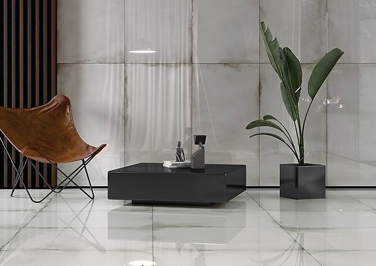 Aranżacja salonu z betonem na ścianie