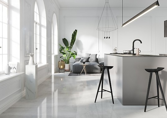 Aranżacja salonu z betonem na ścianie