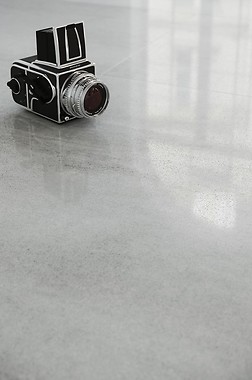 Aranżacja salonu z betonem na ścianie