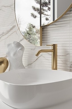 Złote akcenty w marmurowej łazience