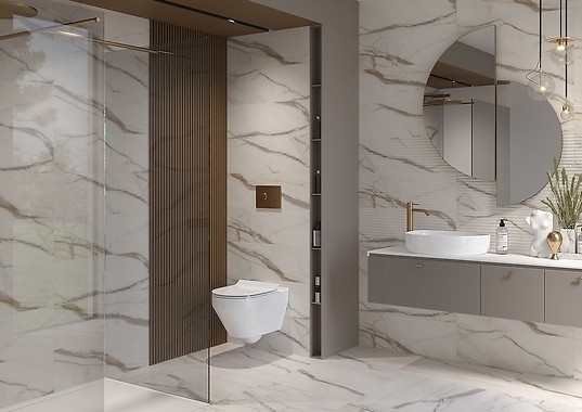 Złote akcenty w marmurowej łazience